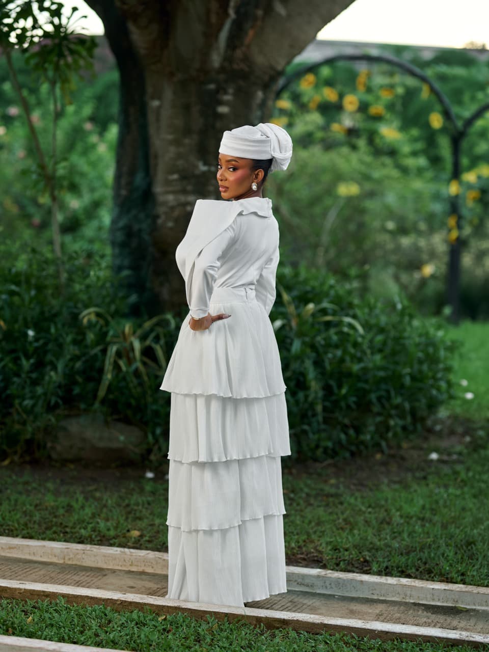 Nadra skirt set, White & Black, angle 4